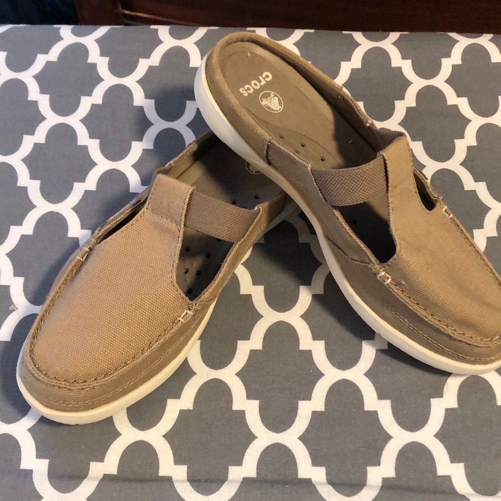 Like New CROCS slide on size 8 fits like a narrow